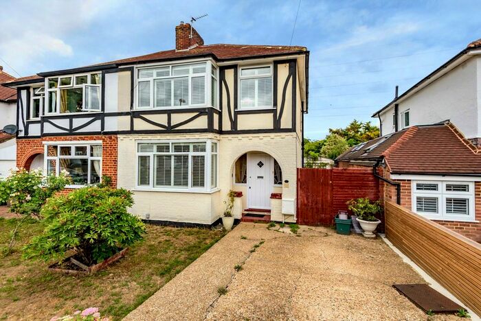 3 Bedroom Semi-Detached House To Rent In Brockenhurst Avenue, Worcester Park, Surrey, KT4