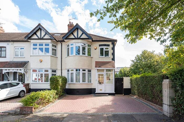3 Bedroom House For Sale In Waverley Avenue, Chingford, E4