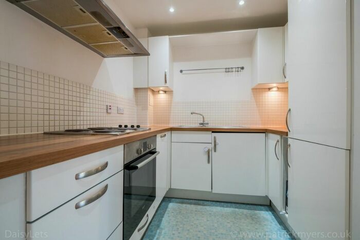2 Bedroom Flat To Rent In Highwood Close, East Dulwich, London, SE22