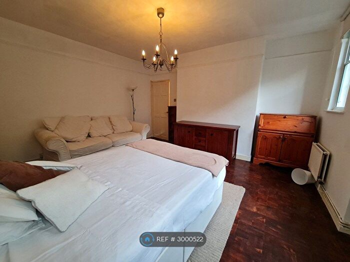 3 Bedroom Flat To Rent In Caledonian Rd, London, N7