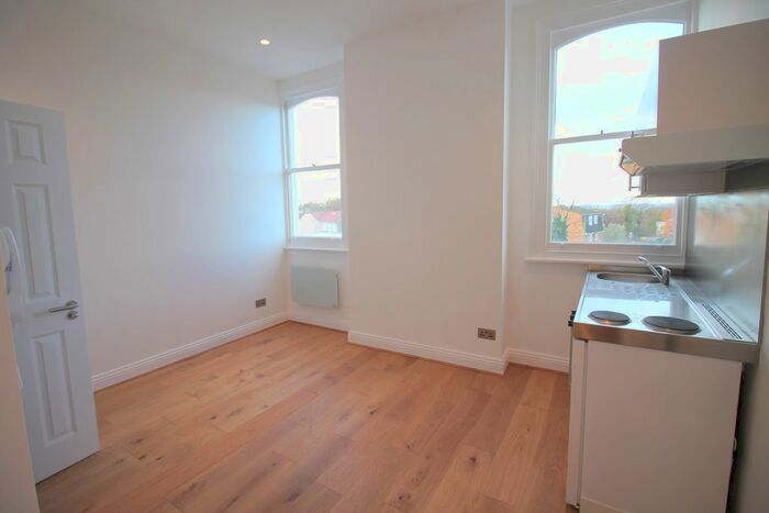 Studio To Rent In Woodford New Road, London, E18