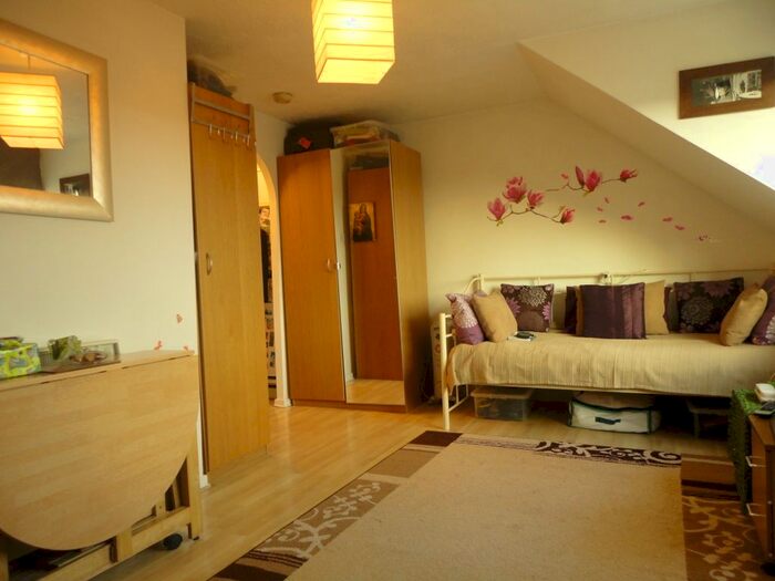 Studio To Rent In Hatton Road, Feltham, TW14