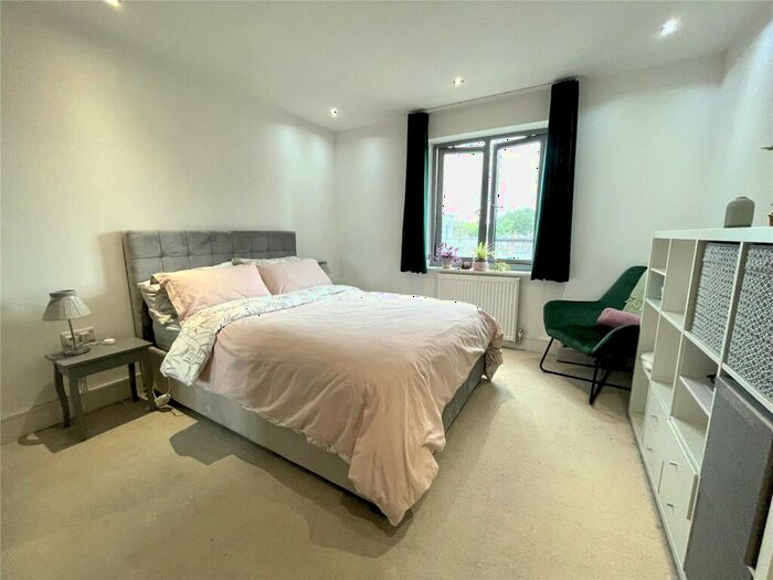 1 Bedroom Flat For Sale In Queensmead, Farnborough, Hampshire, GU14