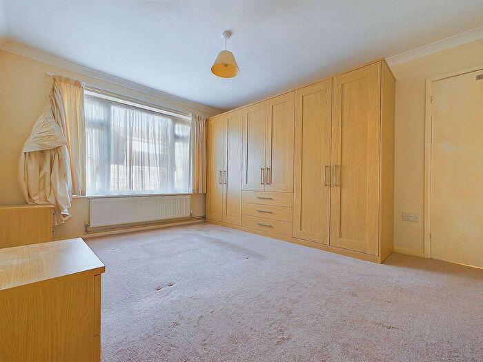 2 Bedroom Bungalow For Sale In Penleigh Close, Lancing, BN15