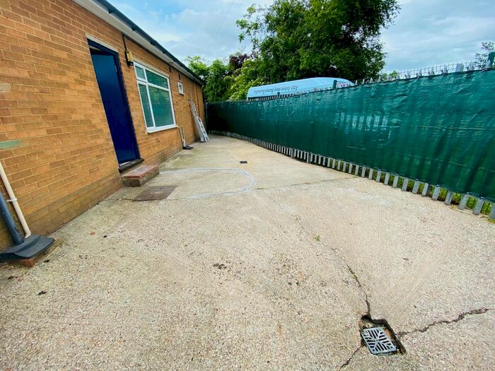 3 Bedroom Bungalow To Rent In Ashcroft Road, Luton, LU2