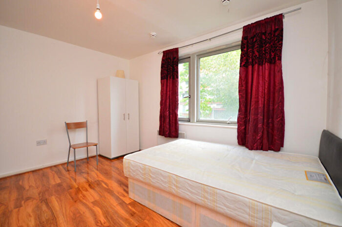 3 Bedroom Flat To Rent In Blackwall Way, London, E14