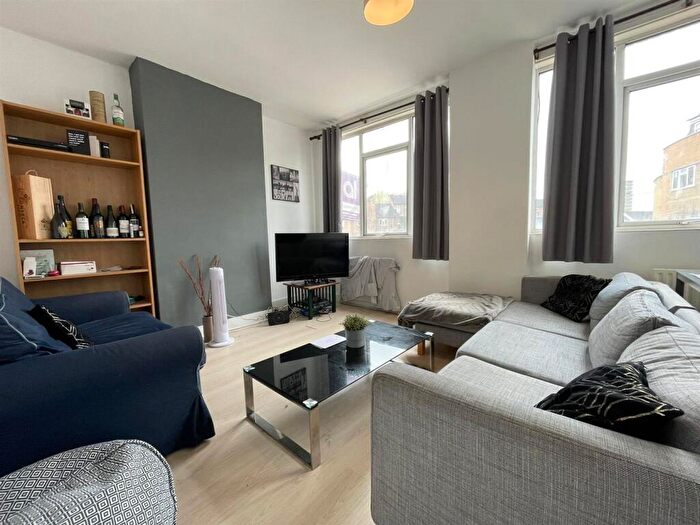 3 Bedroom Flat To Rent In Battersea High Street, Battersea, SW11