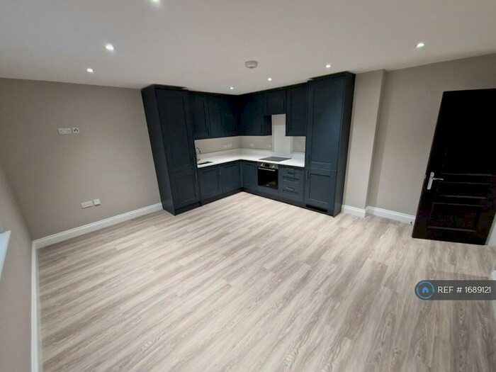 2 Bedroom Flat To Rent In Wootton Place, Basildon, SS16