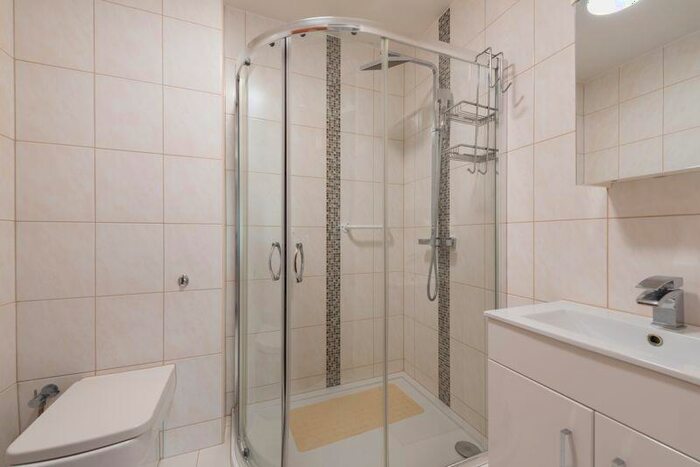 2 Bedroom Flat For Sale In Hunt Court, Chase Side, N14