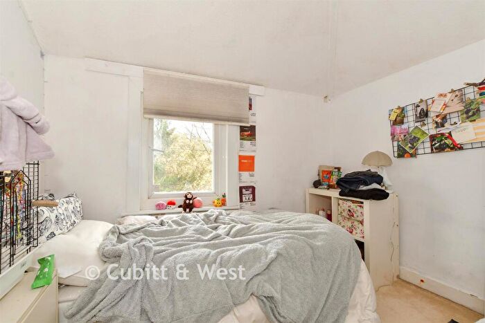 3 Bedroom Maisonette For Sale In Horsham Road, South Holmwood, Dorking, Surrey, RH5
