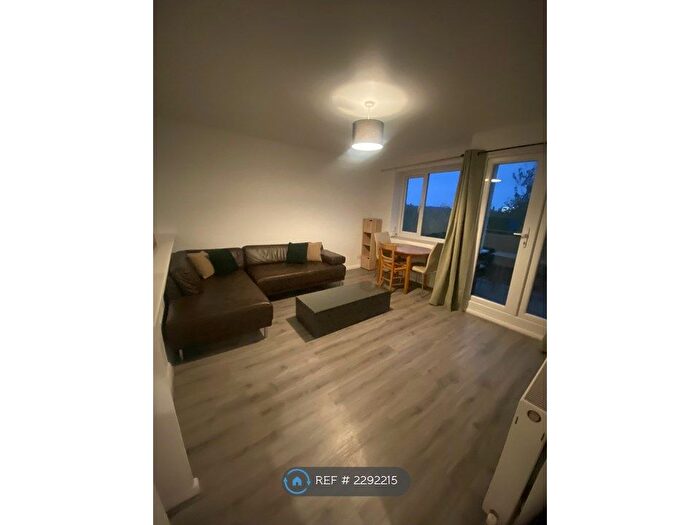 3 Bedroom Flat To Rent In Deerhurst House, London, SE15