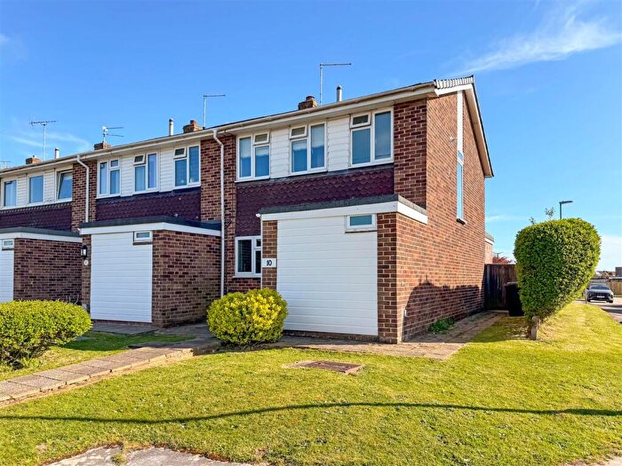 3 Bedroom End Of Terrace House For Sale In Lammas Close, Littlehampton, BN17