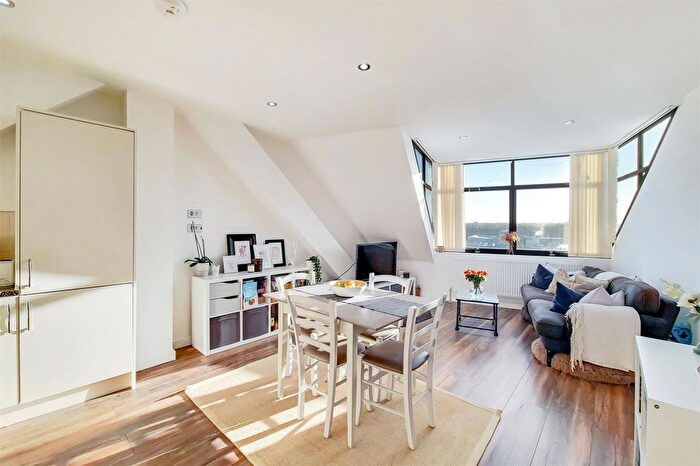 2 Bedroom Flat To Rent In Balham High Road, London, SW12
