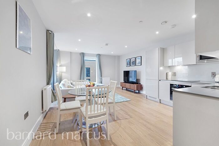 2 Bedroom Flat For Sale In Greyhound Parade, London, SW17