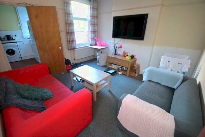 4 Bedroom Semi-Detached House To Rent In Elmsthorpe Avenue, Lenton, Nottingham, NG7