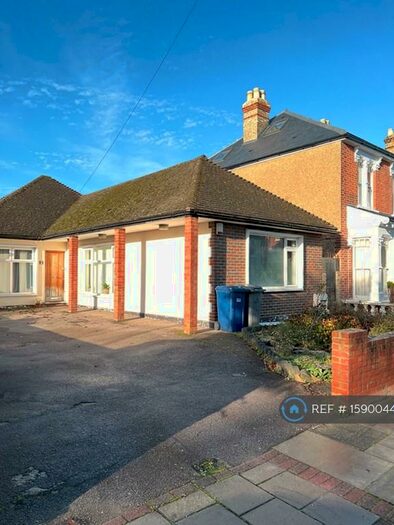 2 Bedroom Bungalow To Rent In Macdonald Road, London, N11