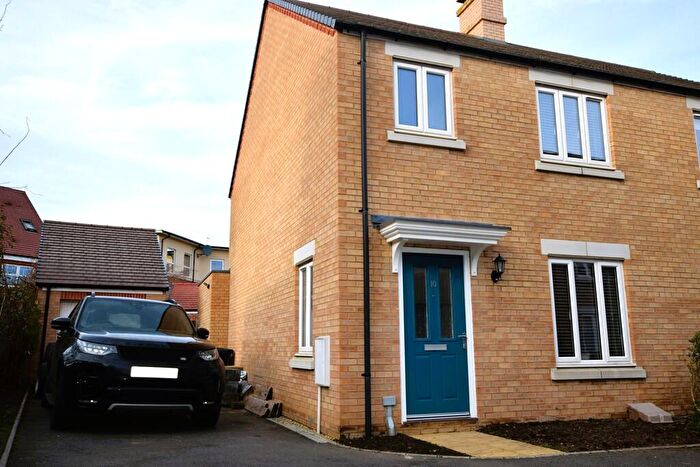 3 Bedroom Semi Detached House To Rent In Arnold Rise, Biggleswade, SG18