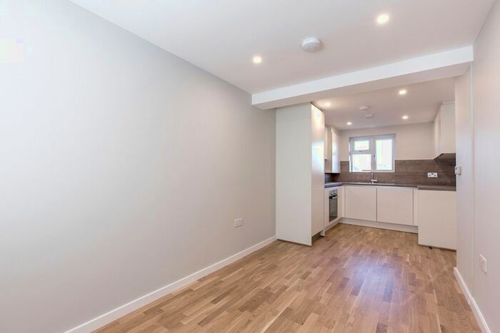 1 Bedroom Flat To Rent In Hoe Lane, Enfield, EN1