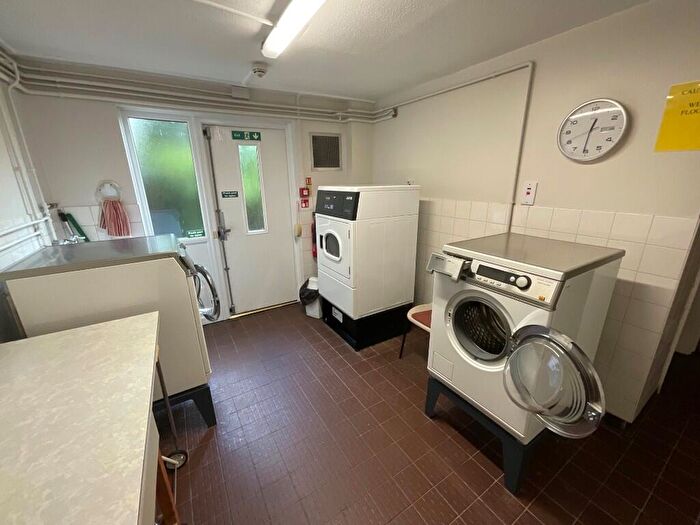 1 Bedroom Flat To Rent In Third-Floor Flat, St James Court, Bradford Road, Brighouse, West Yorkshire, HD6