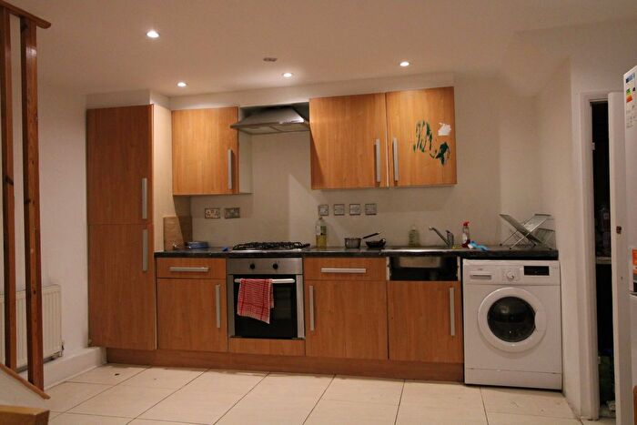 3 Bedroom Flat To Rent In Elias Place, London, SW8
