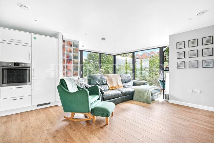 2 Bedroom Flat For Sale In Lapwing Heights, London, N17