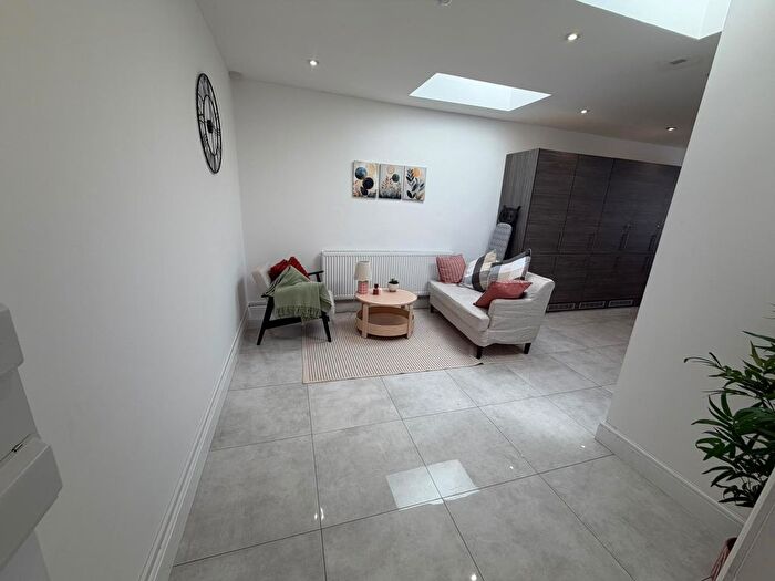 6 Bedroom Detached House To Rent In High Street, Bloxwich, WS3