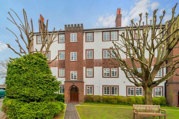 2 Bedroom Flat To Rent In Gloucester Court, Kew Road, TW9