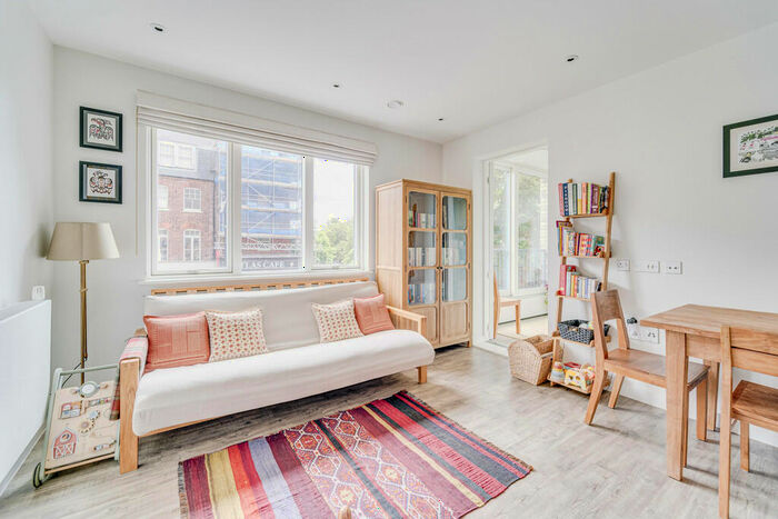 2 Bedroom Apartment For Sale In Seven Sisters Road, Finsbury Park, London, N7