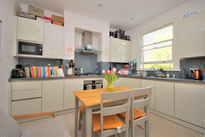 3 Bedroom Flat To Rent In Crebor Street London, SE22
