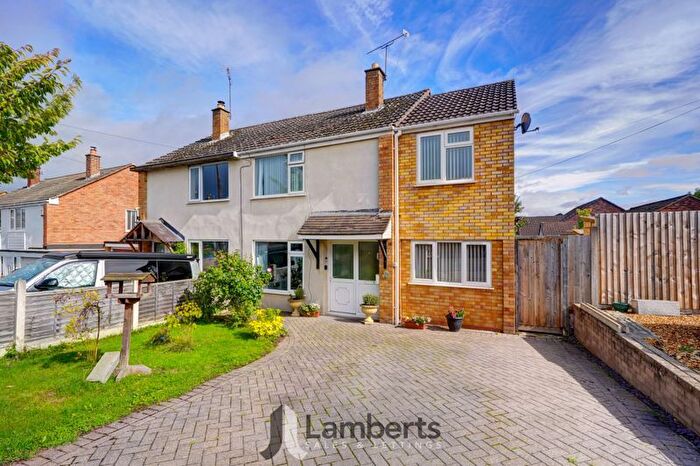 3 Bedroom Semi-Detached House For Sale In Eden Close, Studley, B80