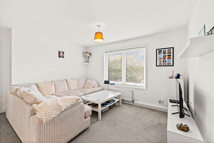 3 Bedroom Flat For Sale In Ref: Gk - Somers Close, Reigate, RH2