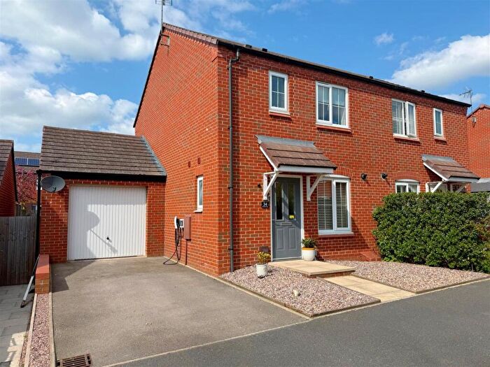 3 Bedroom Semi-Detached House For Sale In Chestnut Way, Bidford On Avon, B50