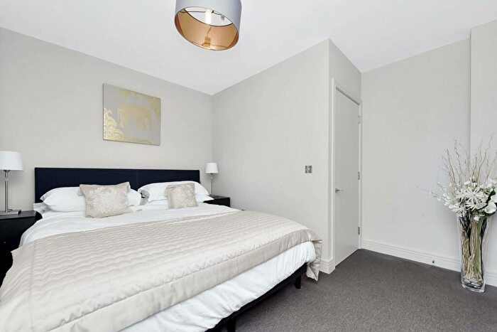 2 Bedroom Flat To Rent In Mansell Street, City, London, E1