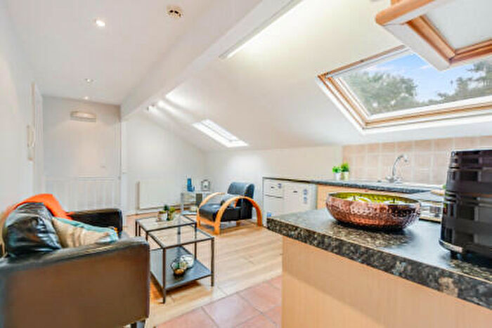 2 Bedroom Flat To Rent In Burley Road, Leeds, LS4
