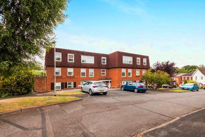 2 Bedroom Flat To Rent In Milton Gardens, Wokingham, Berkshire, RG40
