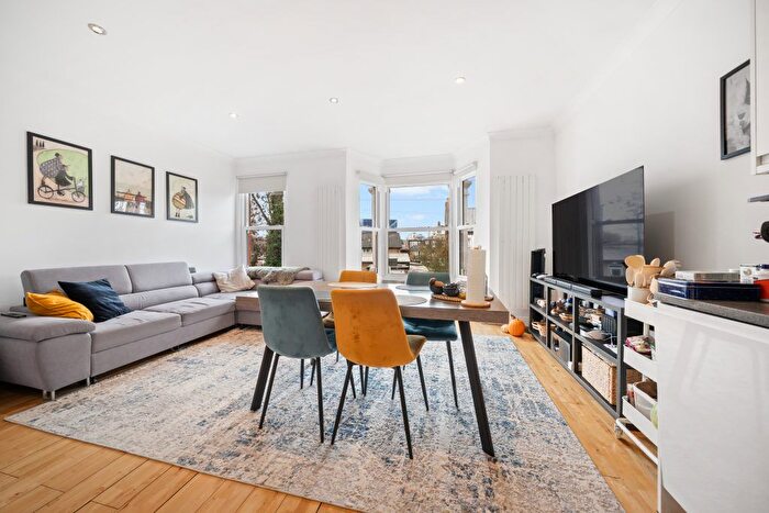 3 Bedroom Flat To Rent In Pyrmont Road, Chiswick, W4