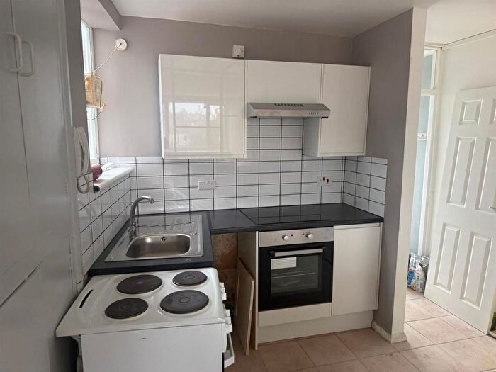 2 Bedroom Property To Rent In Pettits Lane North, Romford, RM1