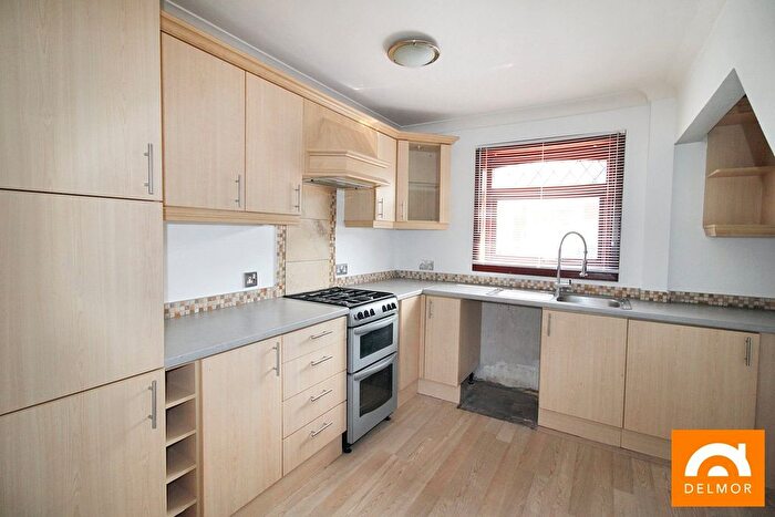 3 Bedroom Semi-Detached House For Sale In West Park Avenue, Leslie, KY6