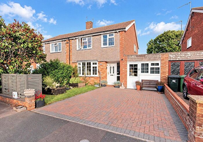 3 Bedroom Semi-Detached House For Sale In Manor Road, Toddington, Dunstable, LU5