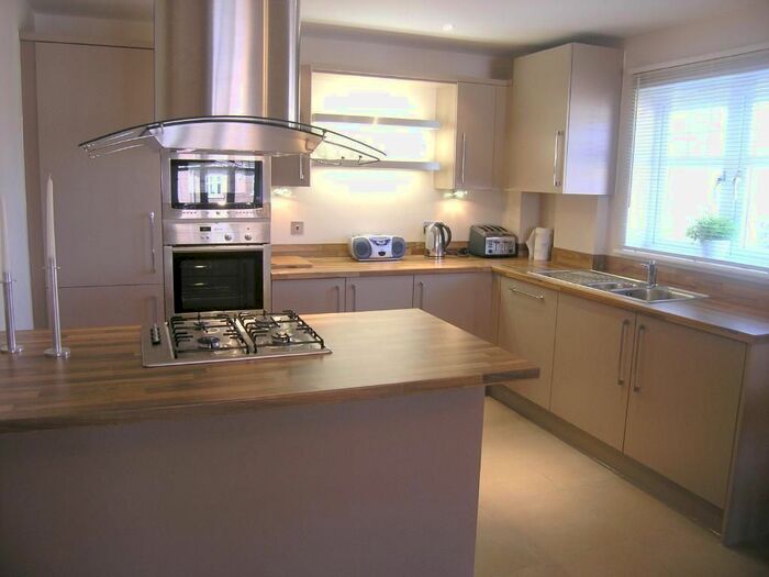 2 Bedroom Flat To Rent In Windsor Lodge, Witchford Gate, Maidenhead SL6