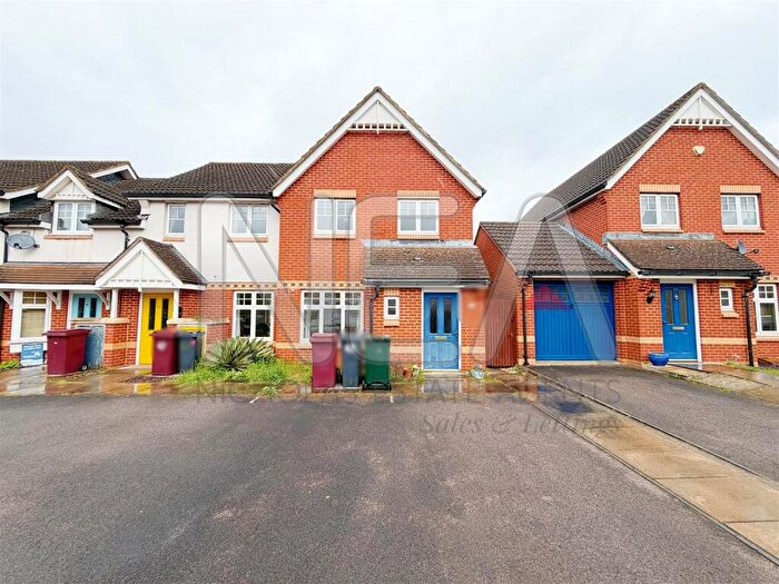 3 Bedroom Semi Detached House To Rent In Clonmel Close, Caversham, Reading, RG4