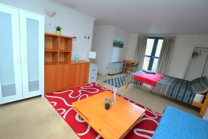 3 Bedroom Flat To Rent In Wormwood Street, Liverpool Street, London, EC2M