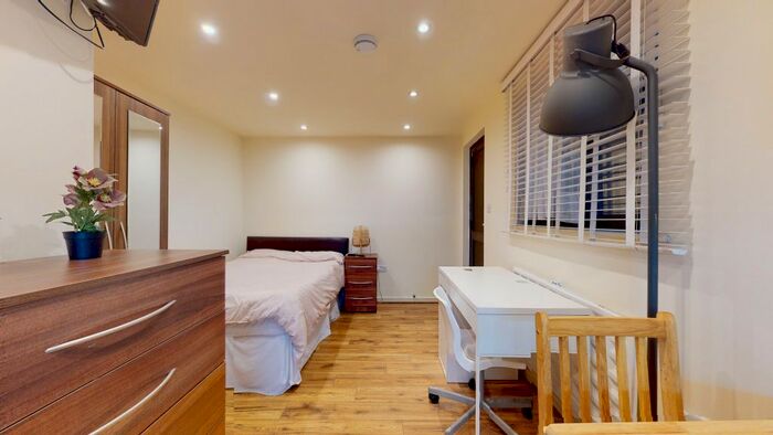 Studio To Rent In Chatsworth Road, London, NW2