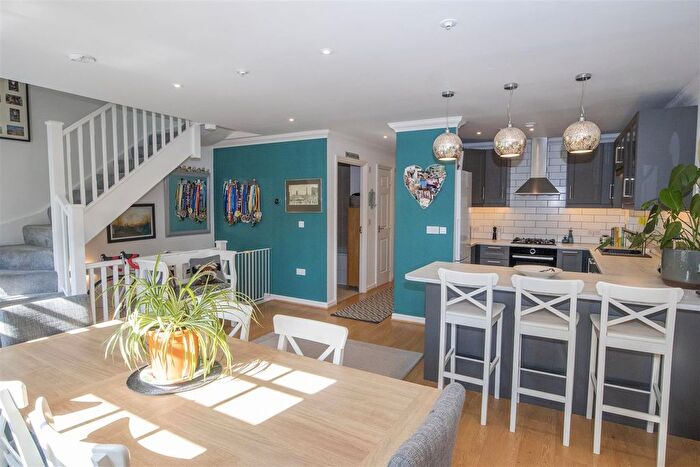 3 Bedroom Maisonette For Sale In Gawton Crescent, Coulsdon, CR5