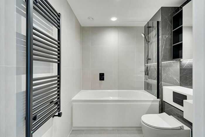 2 Bedroom Apartment To Rent In Anax Street, London, N4