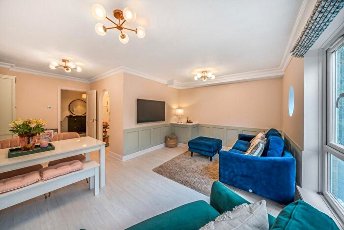 3 Bedroom Flat For Sale In The Alders, West Wickham, Kent, BR4