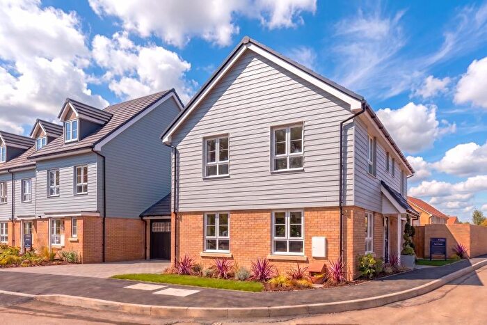 3 Bedroom Semi-Detached House To Rent In Chertsey, Surrey, KT16