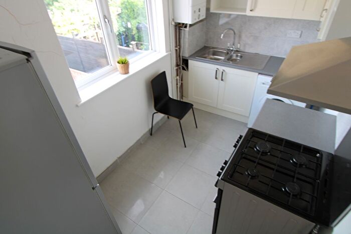 3 Bedroom Flat To Rent In Streatham Vale, London, SW16