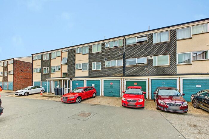 3 Bedroom Flat For Sale In Cliftonville Court, Northampton, Northamptonshire, NN1