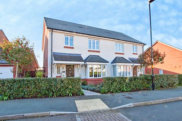 3 Bedroom Semi Detached House For Sale In Hawthorn Way, Birmingham, B38